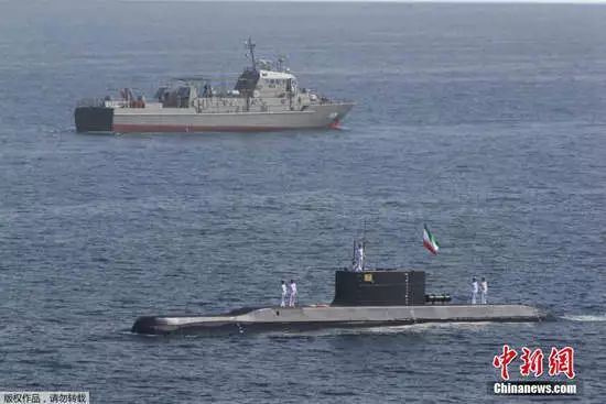  伊斯兰革命卫队海军在霍尔木兹海峡演习。