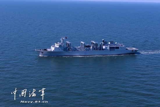 　海军新型综合补给舰首舰呼伦湖舰。本组图片/中国海军