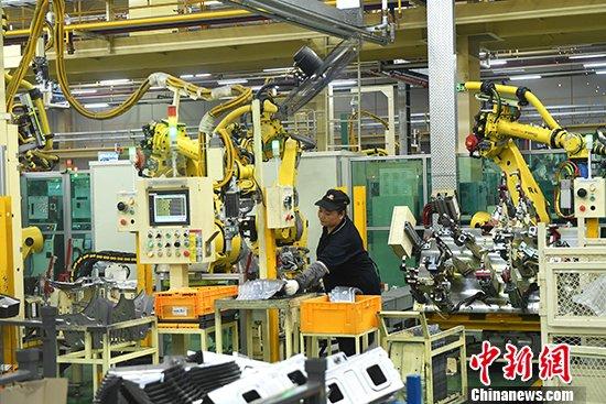  资料图，工人在重庆一汽车零件生产车间工作。中新社记者 陈超 摄