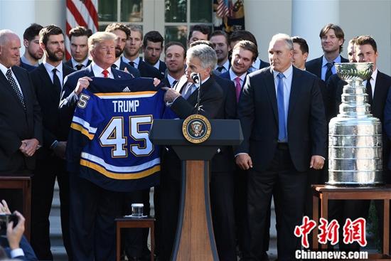 当地时间10月15日，美国总统特朗普在白宫会见北美职业冰球联盟（NHL）总冠军——圣路易斯蓝调队。蓝调队在NHL2018-2019赛季获得球队历史上首个总冠军。中新社记者 陈孟统 摄