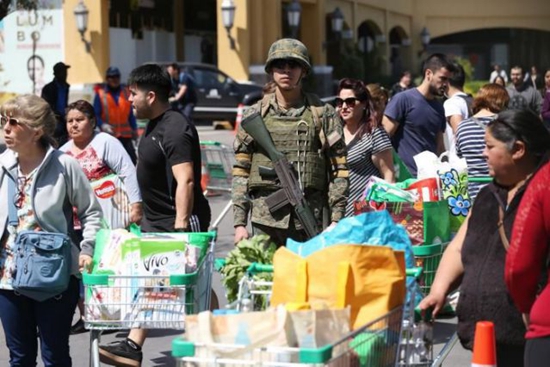 智利暴力抗议活动致13人死亡 民众在军方监护下进超市购物
