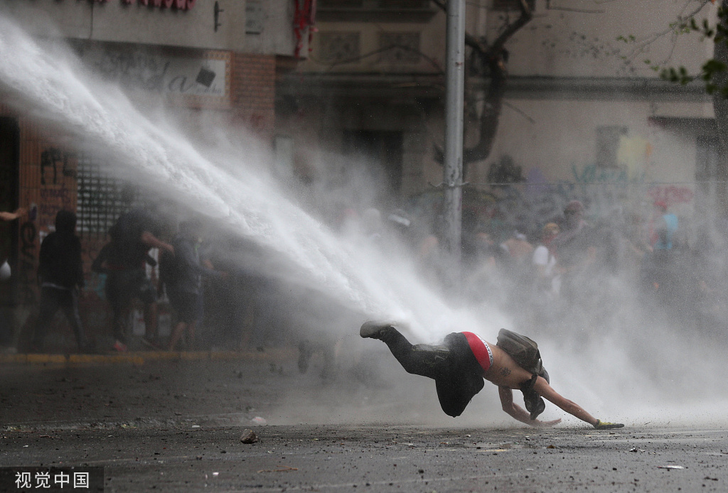 11日，智利警方和示威者发生冲突 图自视觉中国