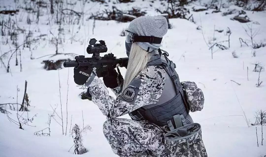 迷彩而在现代特种作战中纯白色棉布制成的伪装服▲白色死神——芬兰