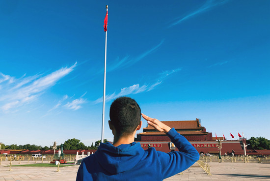 背影里的年轻人爱国爱生活