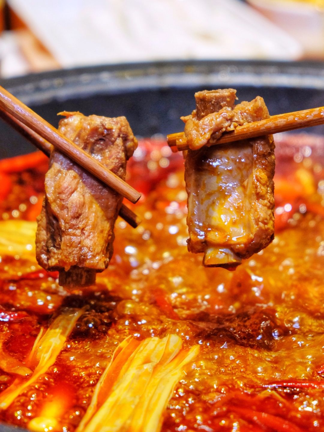 轻轻一咬瞬间骨肉分离,肉质格外鲜嫩,这大概奏是最纯正的"抿嘴儿排骨"