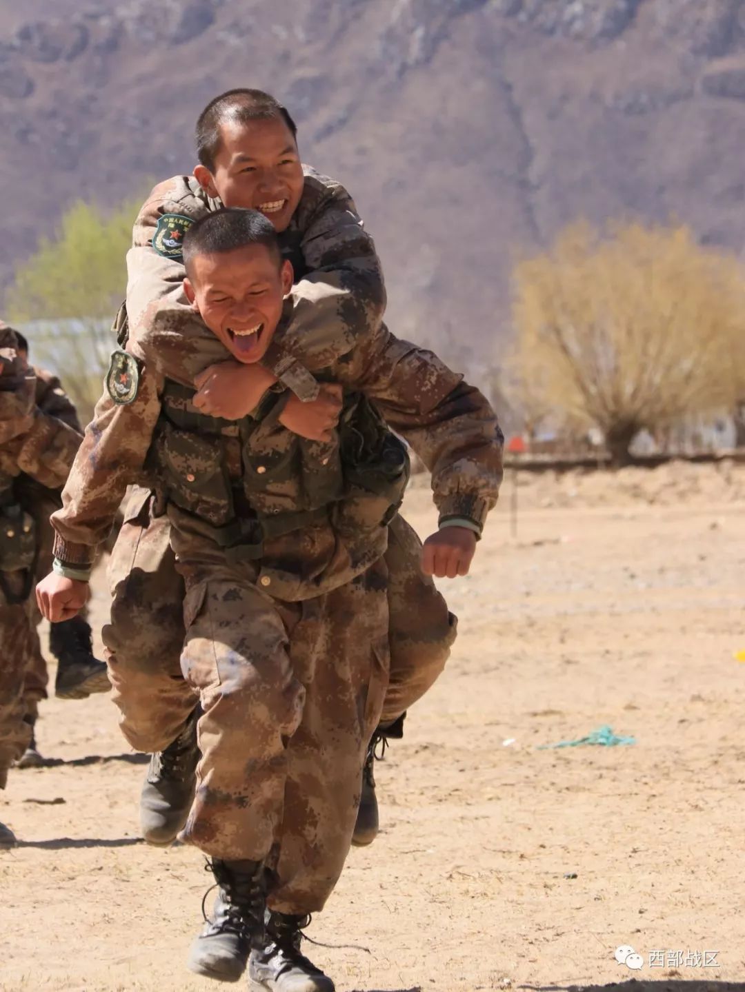 高原军人用微笑彰显为国戍边的情怀和苦乐精神