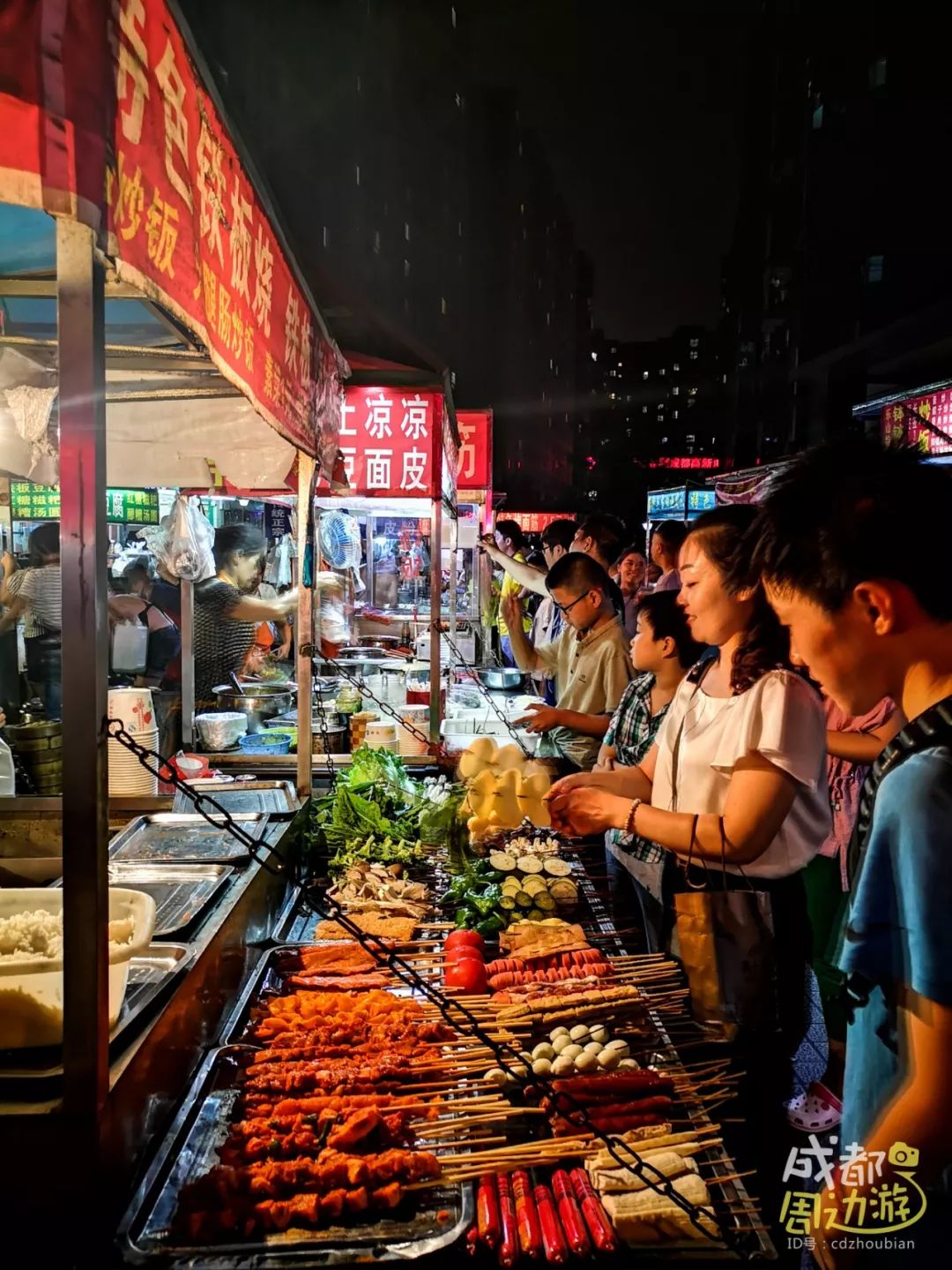 增添了几分相见恨晚的情谊 有人走的匆忙 有人爱的甜蜜 熙熙攘攘的