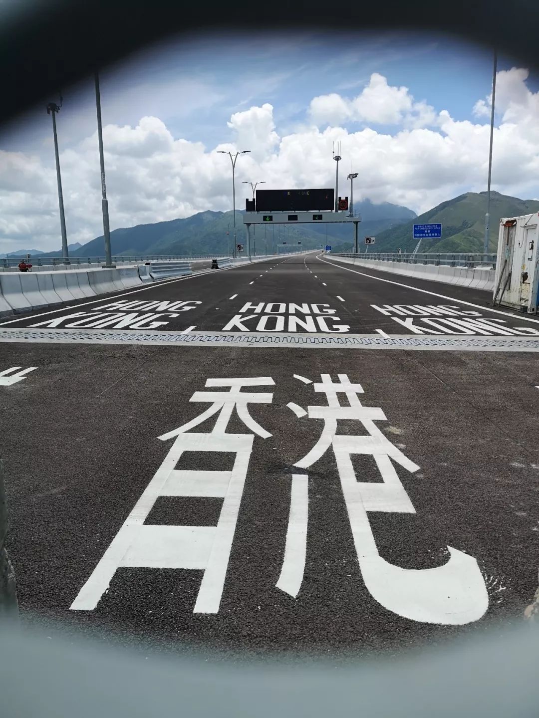 过了广东界,前面就是香港了!