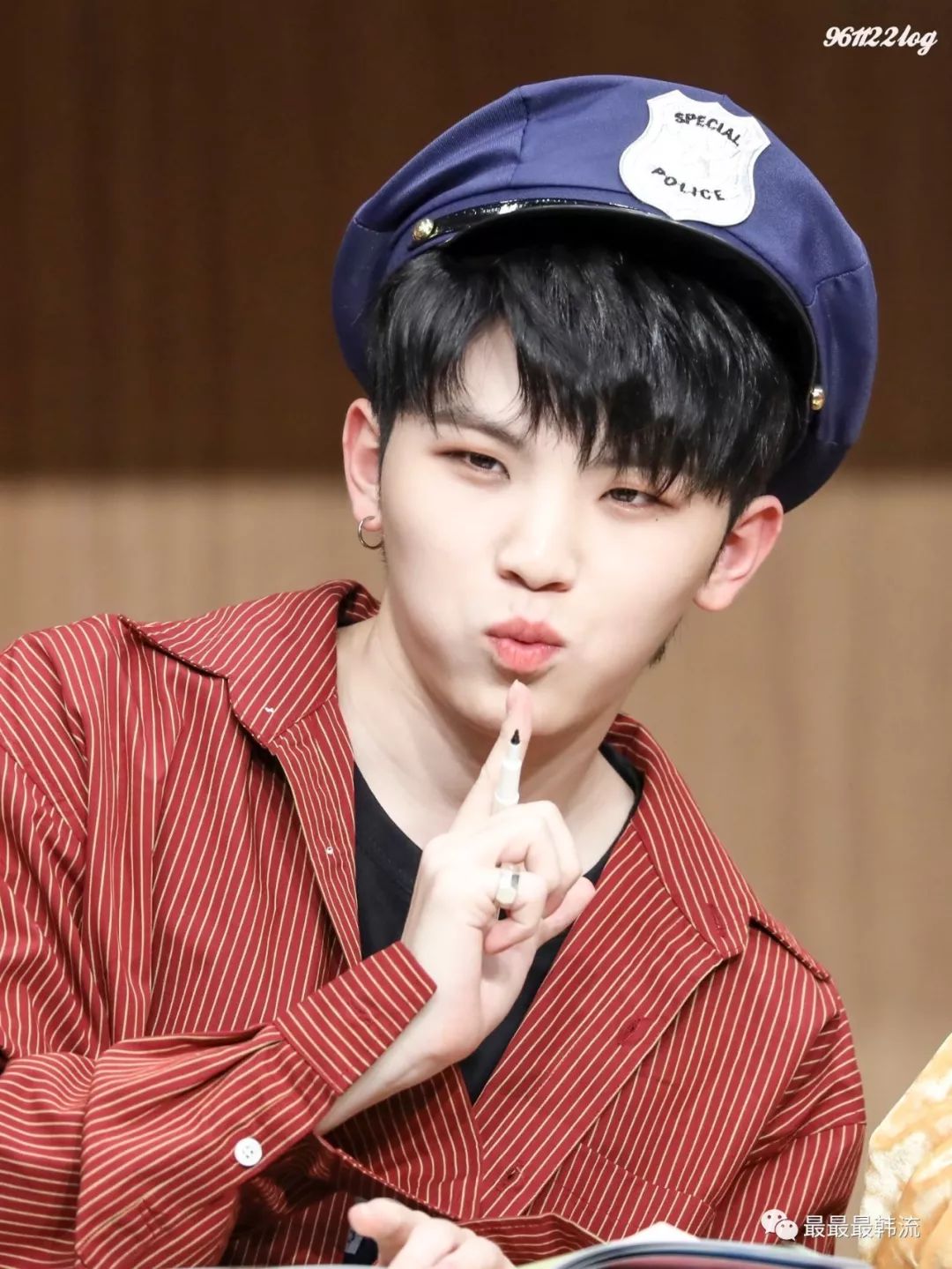 seventeen的woozi李知勋这么可爱好想亲亲抱抱举高高