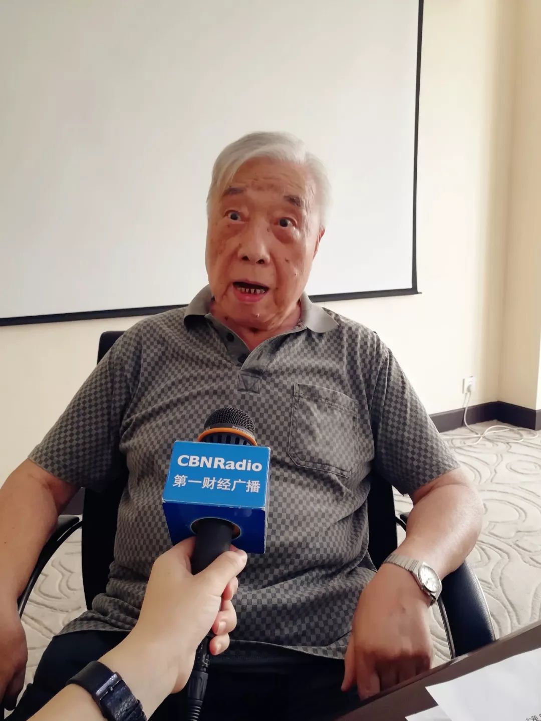 第一财经广播记者第一次见到了现年88岁的沈建中老人——他是80年代初