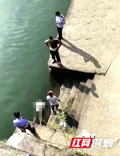 3日16时许,跳河女子被打捞上岸.