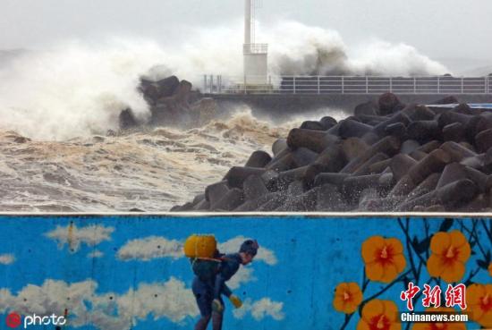 当地时间9月22日，今年第17号台风“塔巴”于当日早晨登陆韩国，狂风掀起，巨浪拍岸，海面波涛汹涌。图片来源：ICphoto