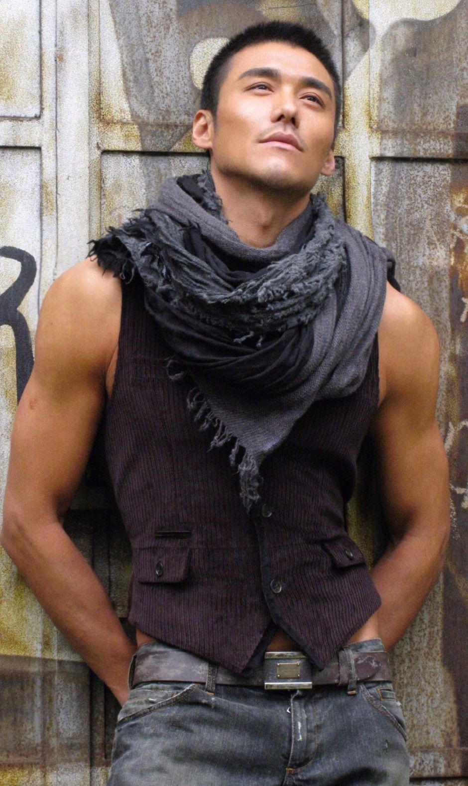 胡兵伦敦"裙装"露小腿,黑白照片变沧桑大叔,侧颜男人味十足