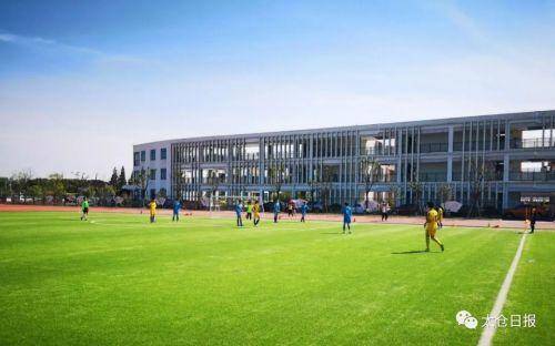 陆渡中学足球社训练各学校更是通过足球文化课,文化墙,展板等形式