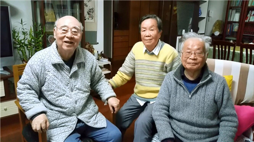 于敏（左），中国科学院院士、核理论物理学家张宗烨（中），何祚庥。 视频截图