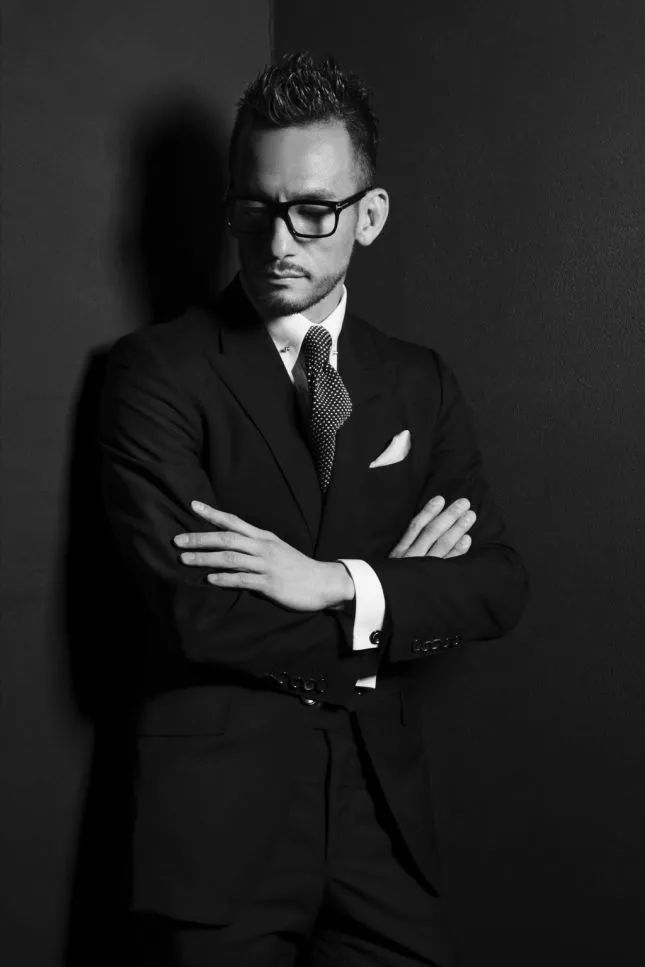 人称"亚洲小贝"的他,29岁时放弃过亿的年收入环游世界,读完哈佛下田