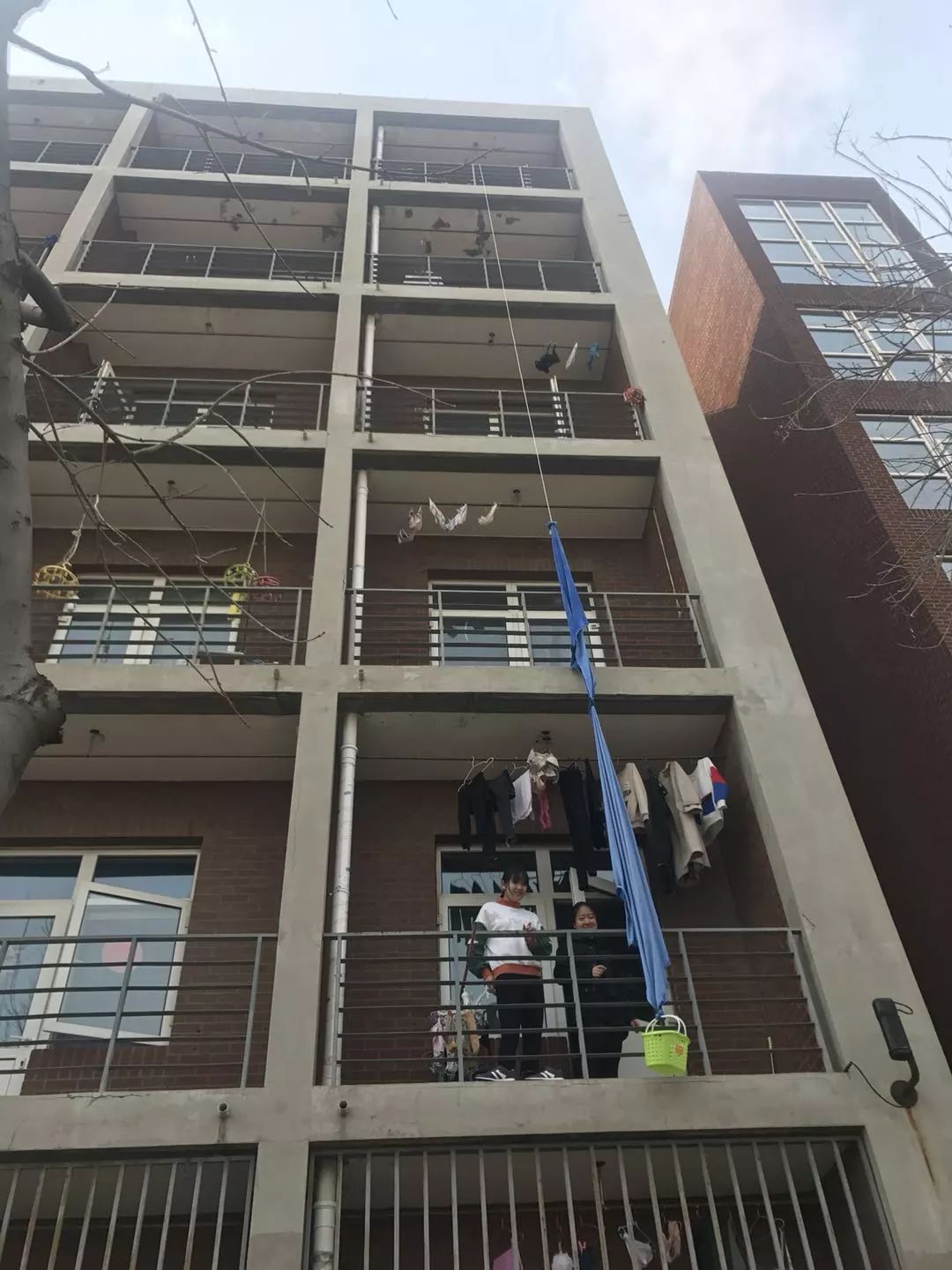 据店老板目测,从六楼垂下的"绳子"是由两个蓝色的浴巾和一根长绳连接