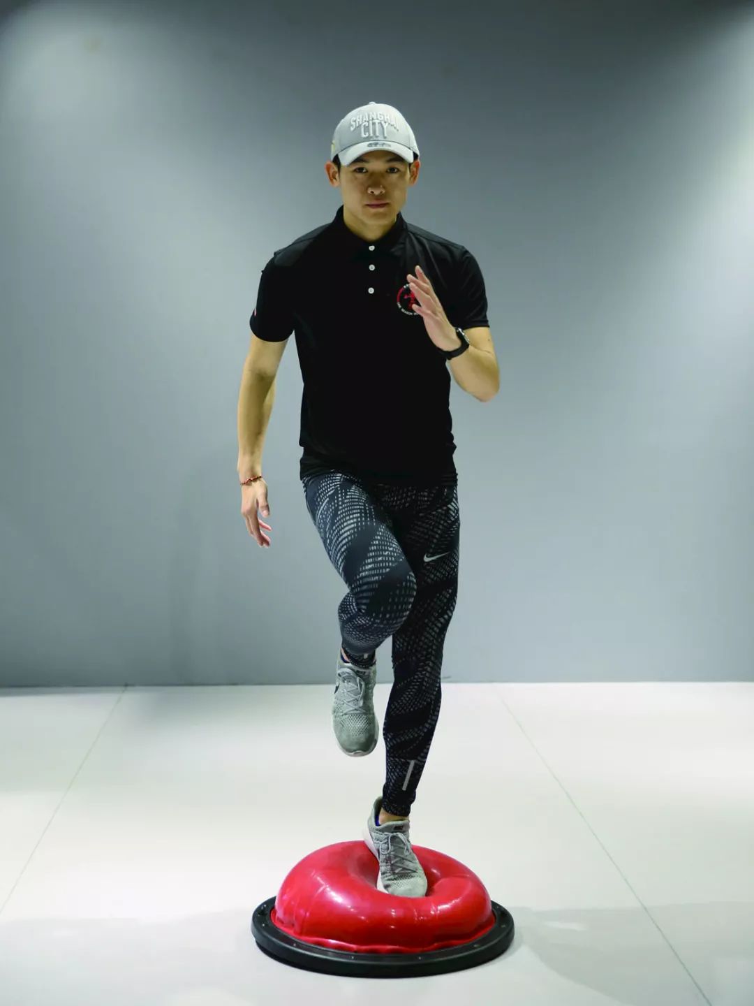 描述:站在bosu球的右侧,右脚支撑关键跑姿,左脚快速踏上bosu的球心