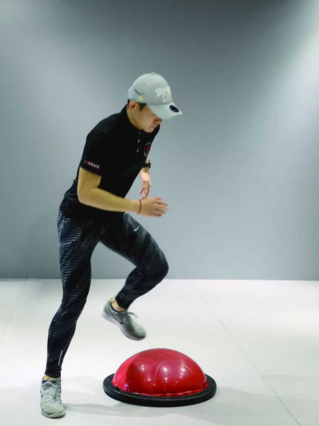 描述:右脚支撑关键跑姿,站在bosu球右侧,屈髋俯身,左脚向后延伸,左手