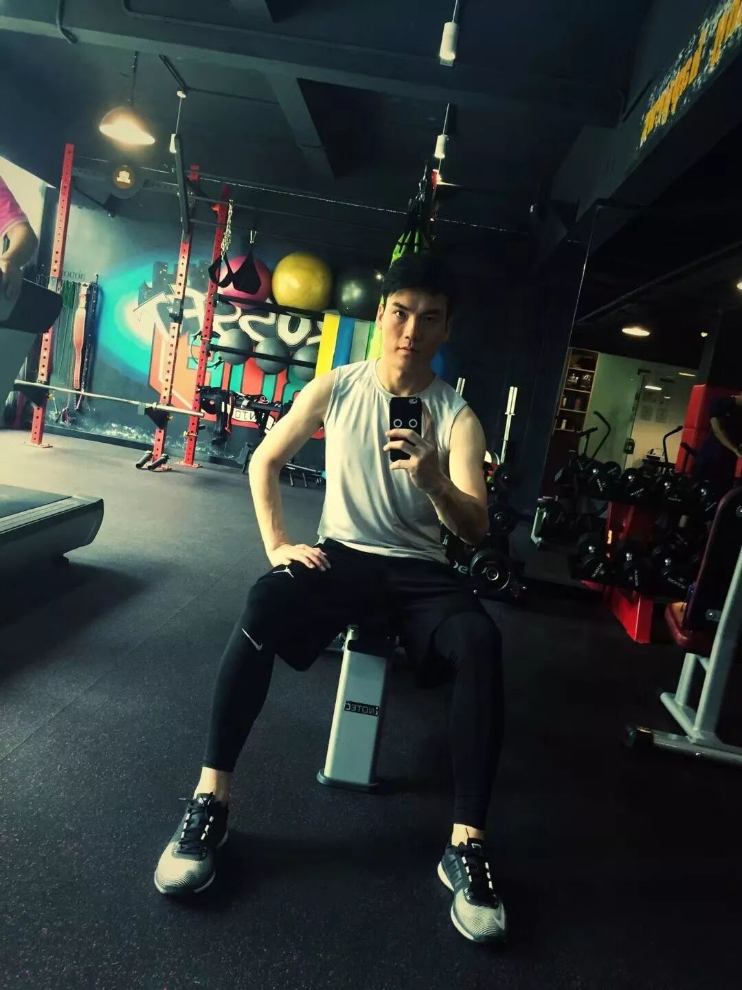 肌肉型男大鹏的抖音首秀!竟然表演大变活人……速来围观!