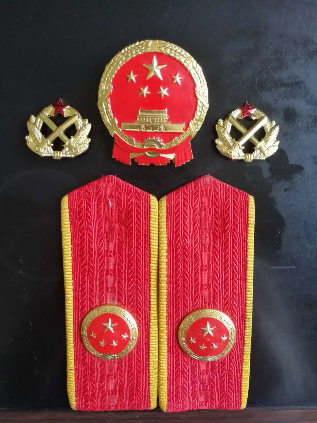 时任菏泽市检察院副检察长王显庚为干警颁发佩戴胸章