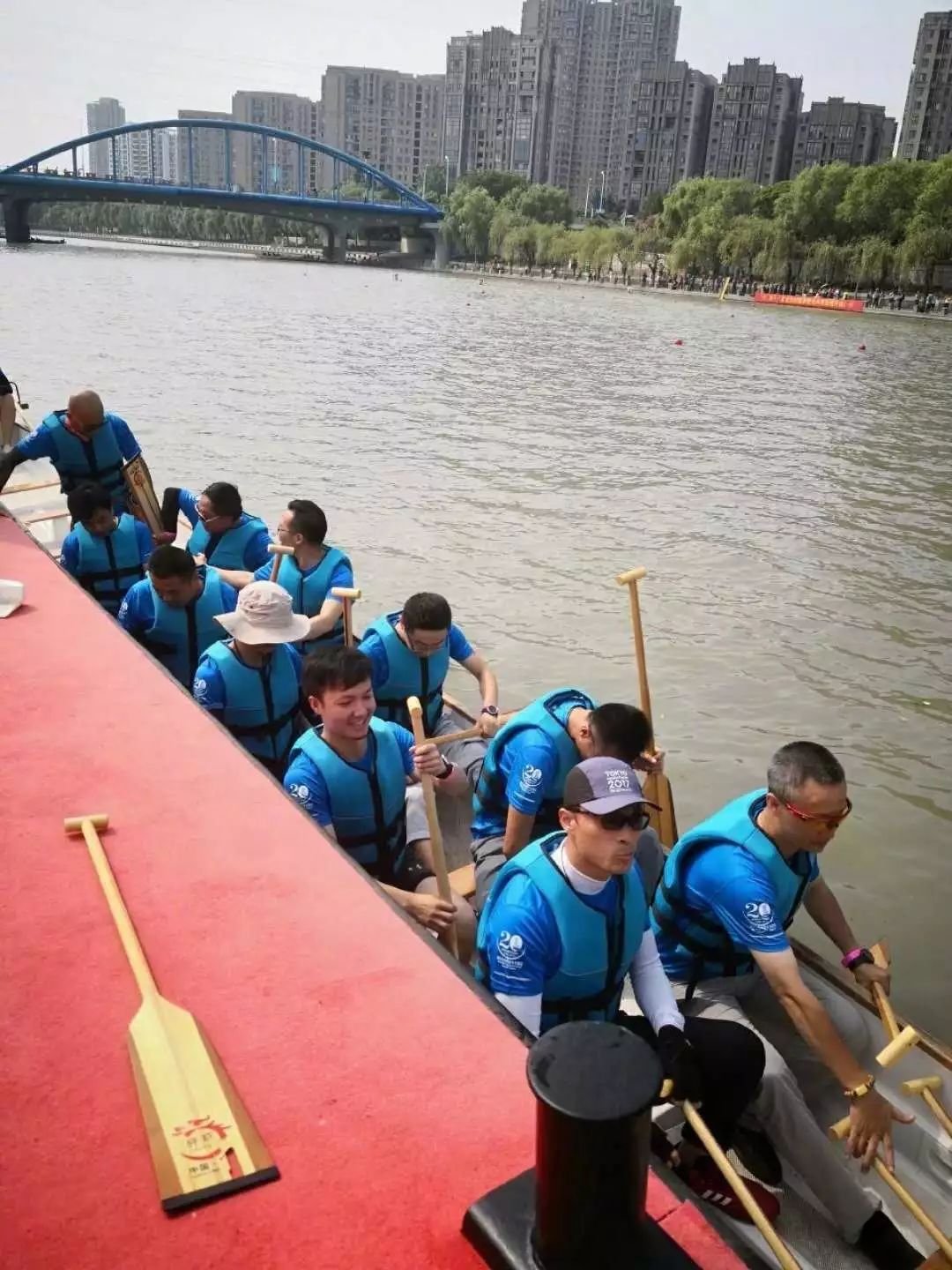 龙舟队在外秦淮河上与其它23支龙舟队一较高低; 《南京》主播孔灿慧