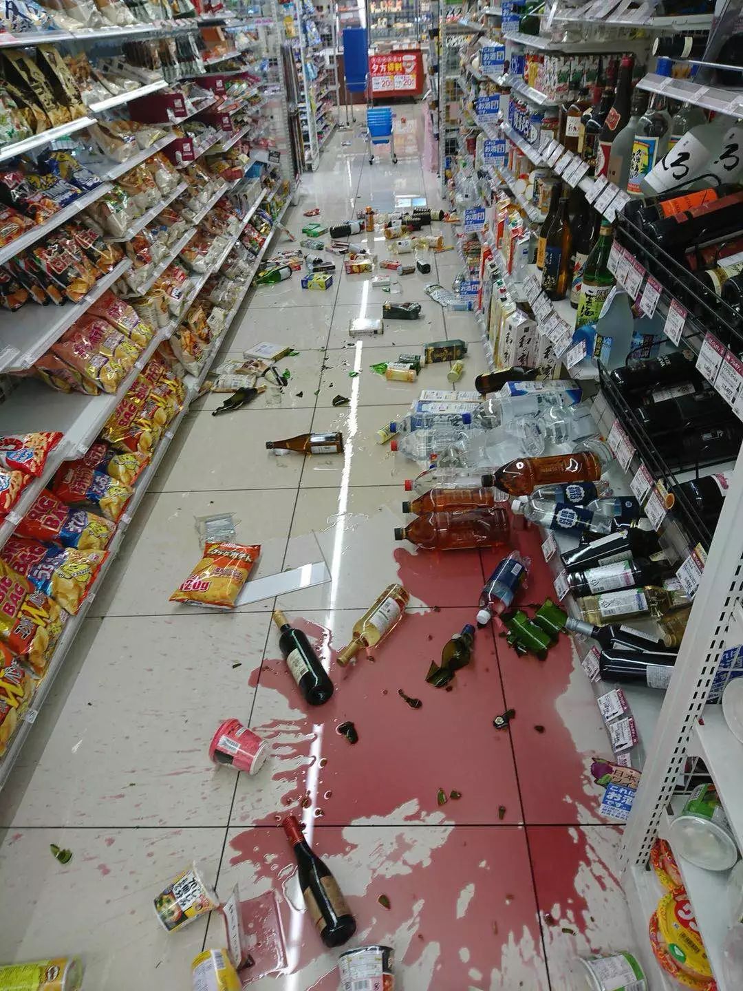 交通瘫痪17万户停电,现场一片狼藉,日本人却淡定的吓人