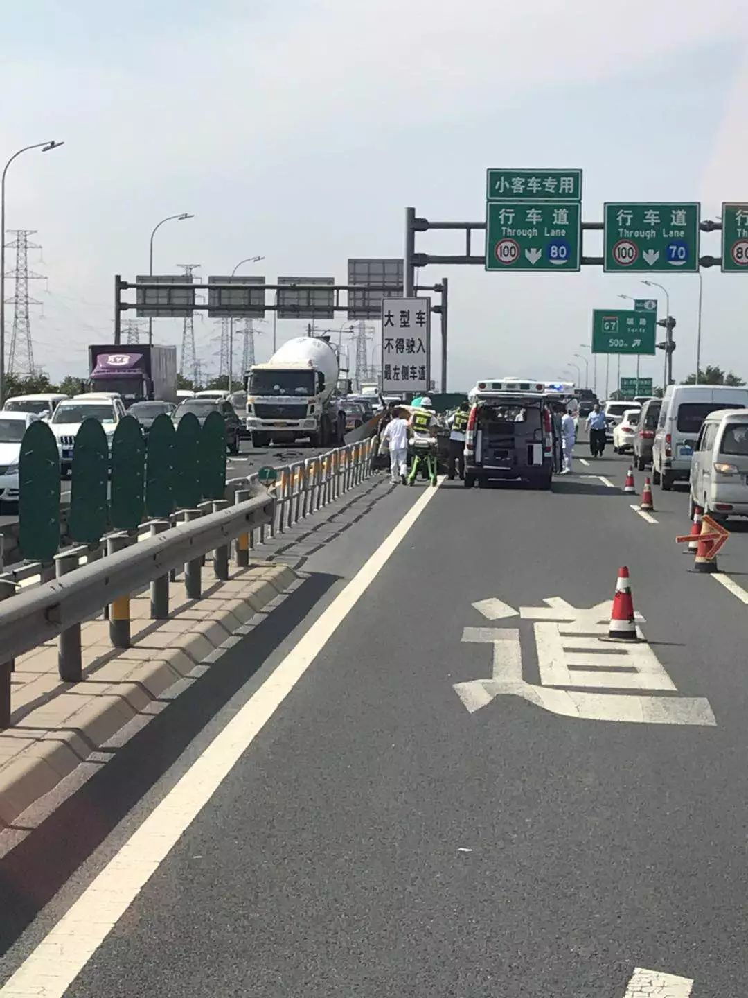 又撞护栏!京新高速,事故车从钢板端头闯入中央隔离带!