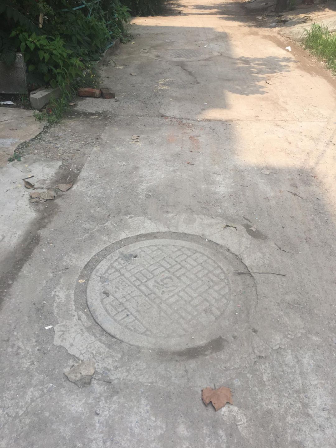 大家帮记者帮您办——小区井盖被压坏 多方奔走终修好