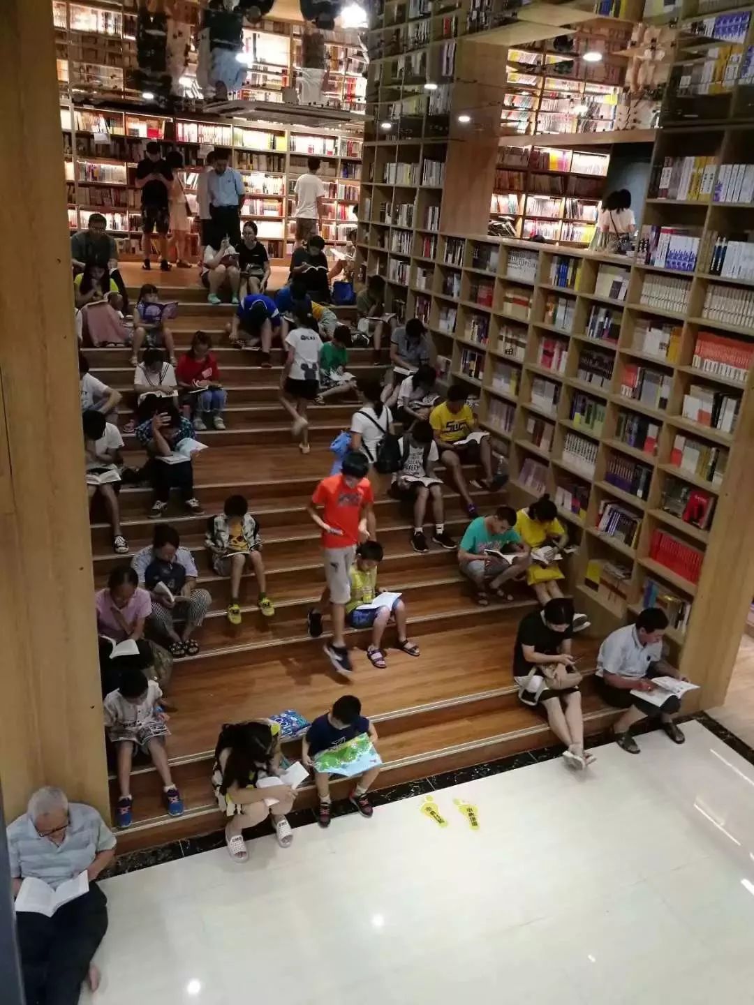 跟原来的场地相比,新店面积增大了将近20%;在设计理念方面,新购书中心