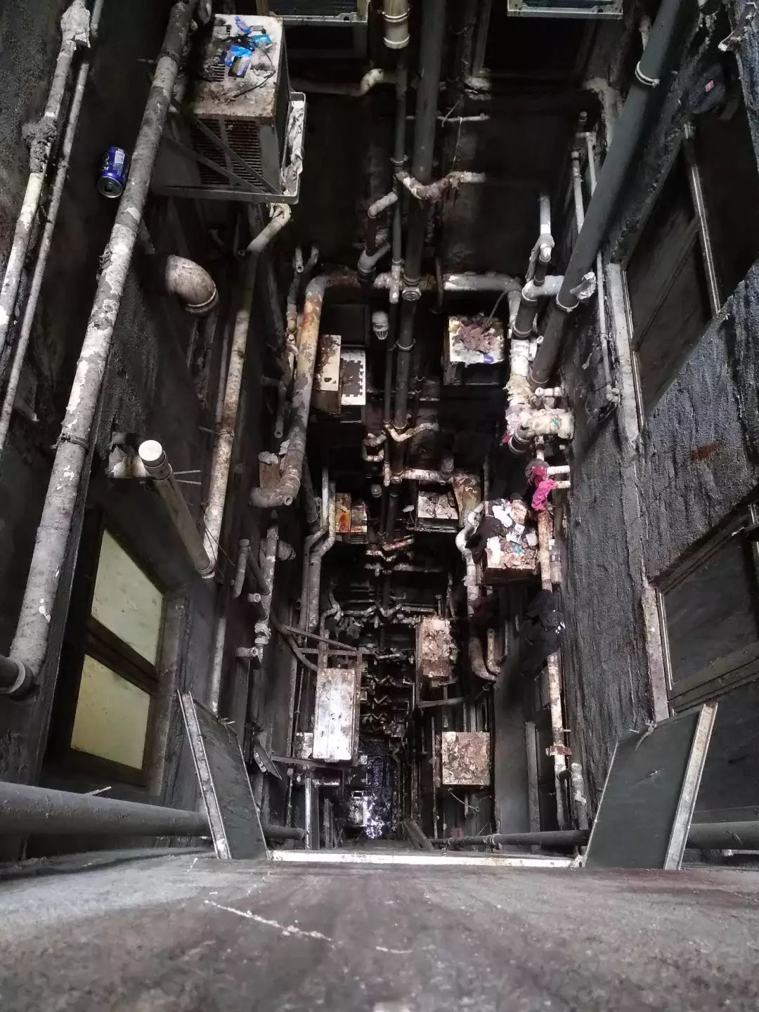 为了节省开销,他们住在了重庆大厦,这是一个东南亚商人与"非法劳工"