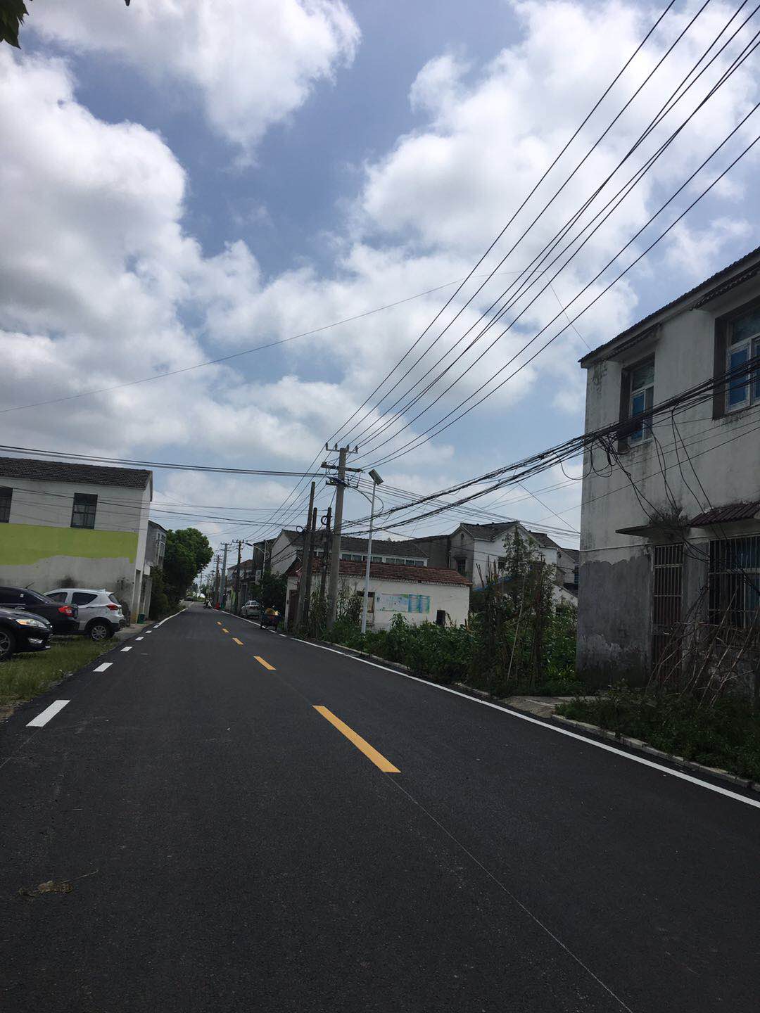 老旧水泥路铺上新沥青江宁建东社区颜值升级