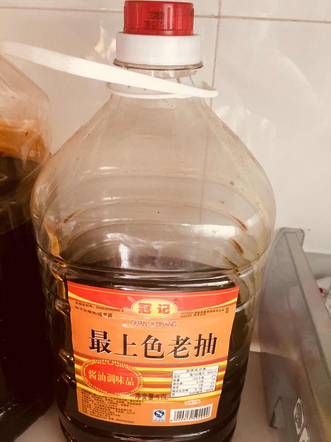 还剩半桶已经过期的酱油.本文图片 受访者提供