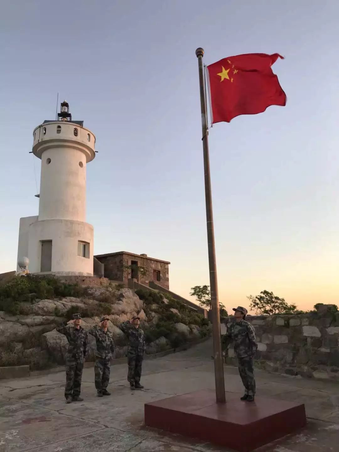 黄海守岛32年的王继才走了妻子依然每天准时升起国旗