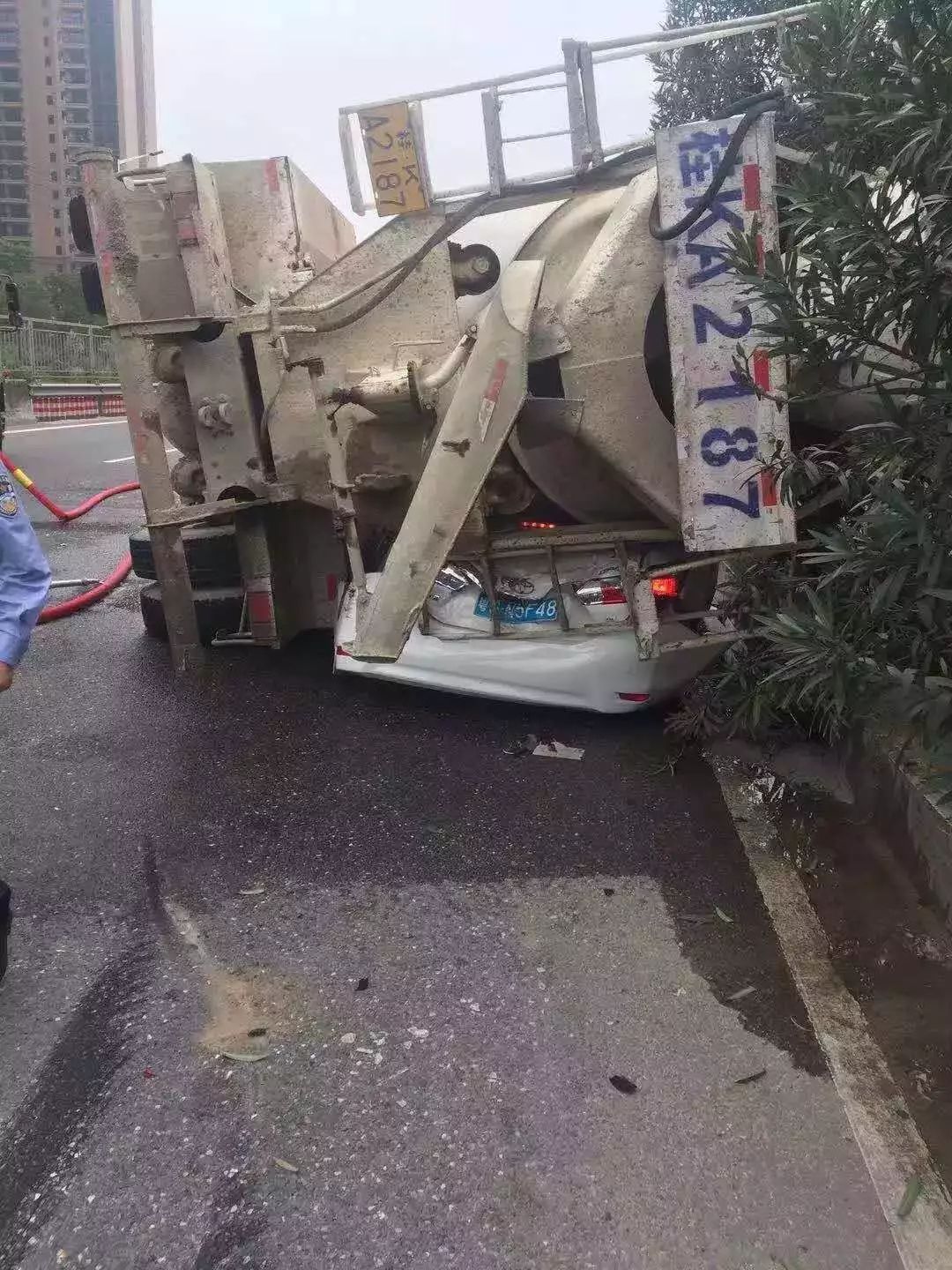 交警通报大岭山泥头车侧翻压扁小轿车小车司机不幸遇难