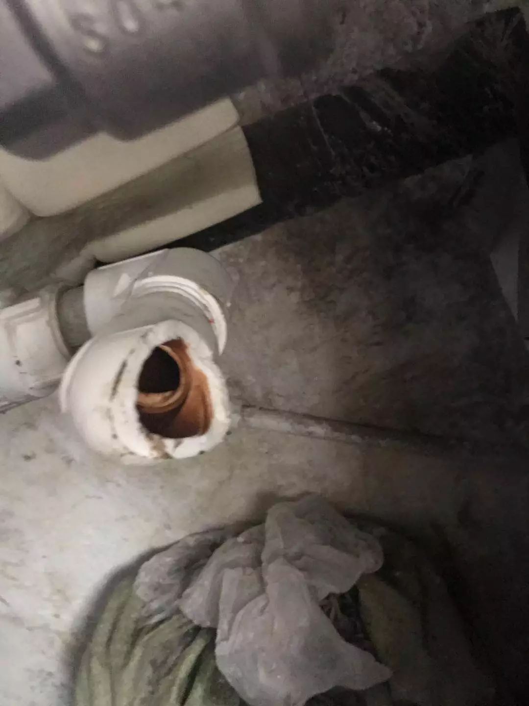 该银川一男子持菜刀致公用暖气管道爆裂被拘7日