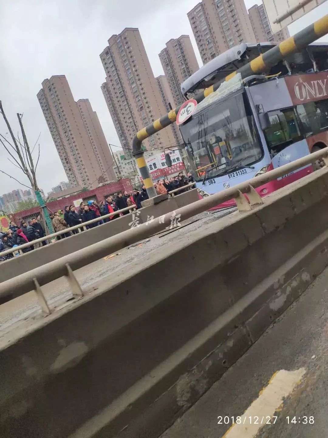 最新| 武汉一辆双层公交车撞上限高架,一人抢救无效不幸去世