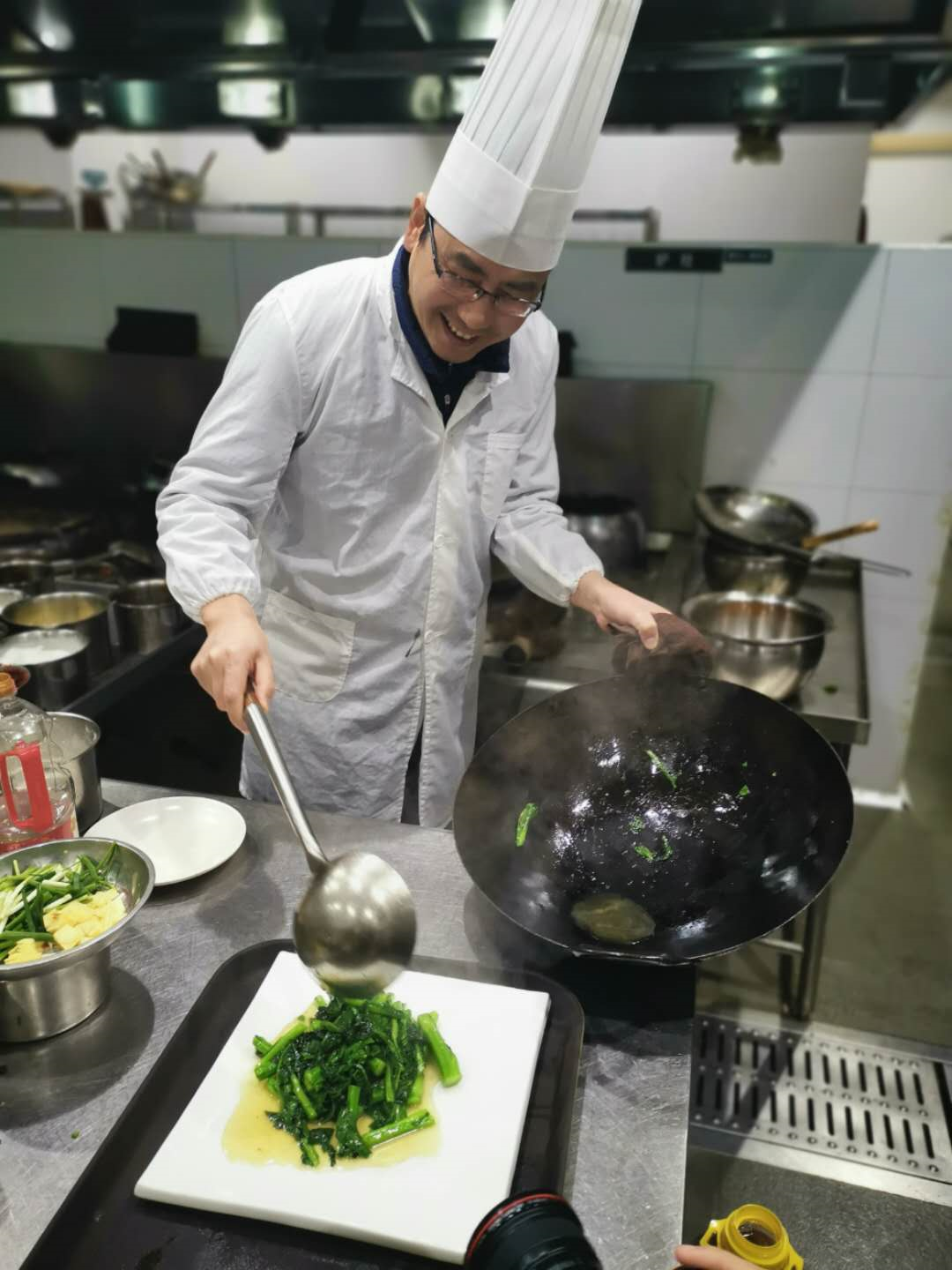 上海建桥学院三位校领导掌勺为学生做年夜饭,色香味俱全