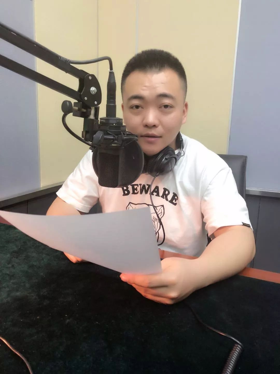 曾先后主持北京新闻广播《大城小事》,《青春晚自习》,北京交通广播