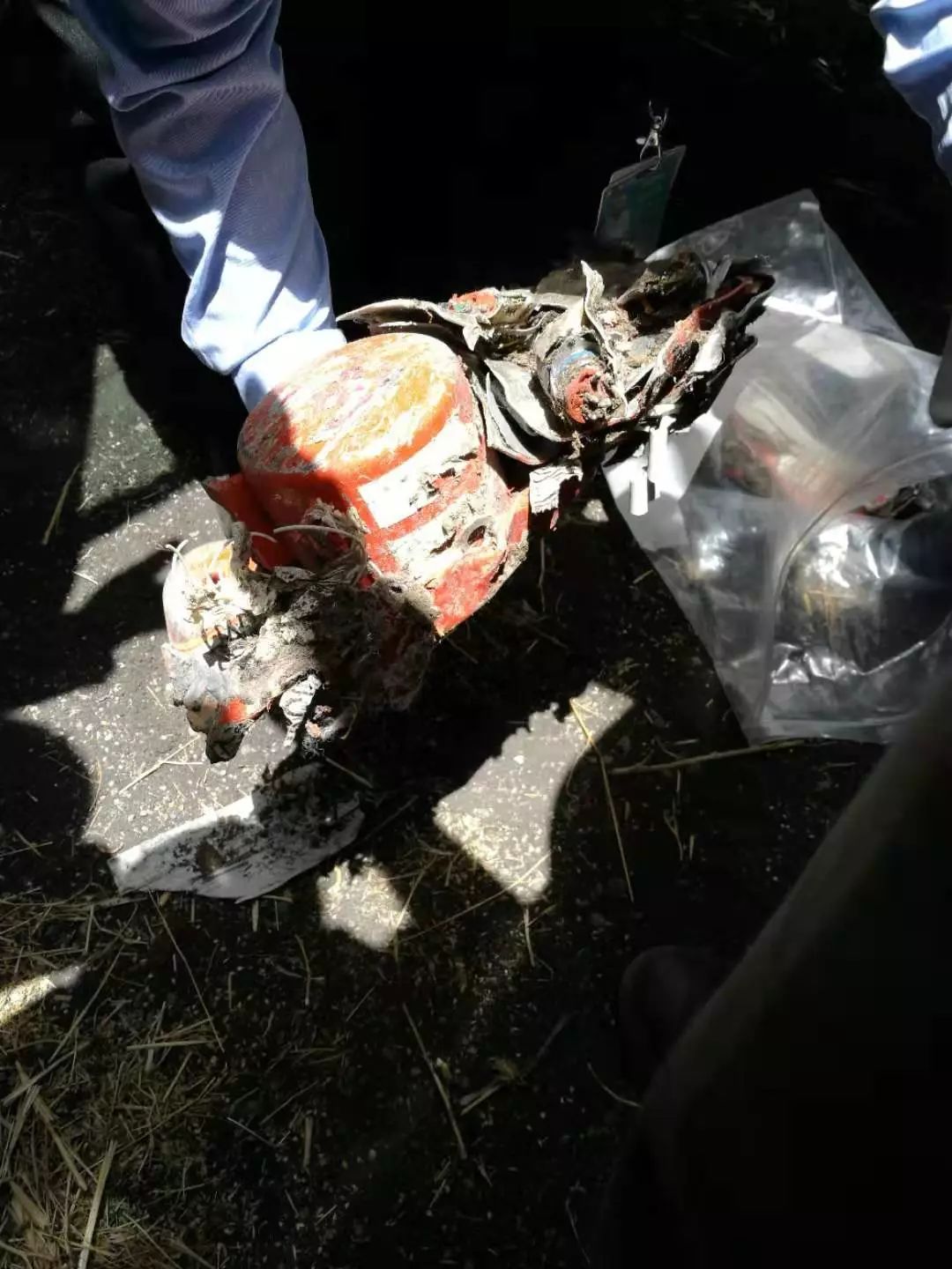 ▲这是3月11日在埃塞俄比亚首都亚的斯亚贝巴附近拍摄的救援人员找到的失事飞机黑匣子。（新华社发）