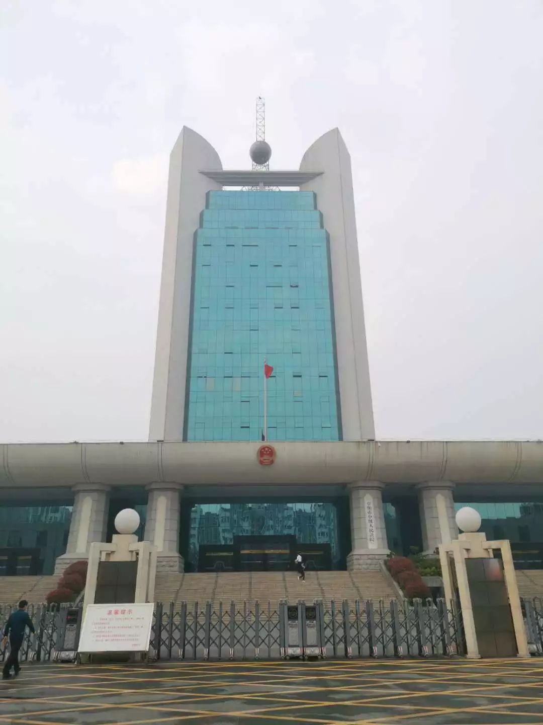 阜阳中院负责宣传的工作人员称,领导需要开会研讨此事.