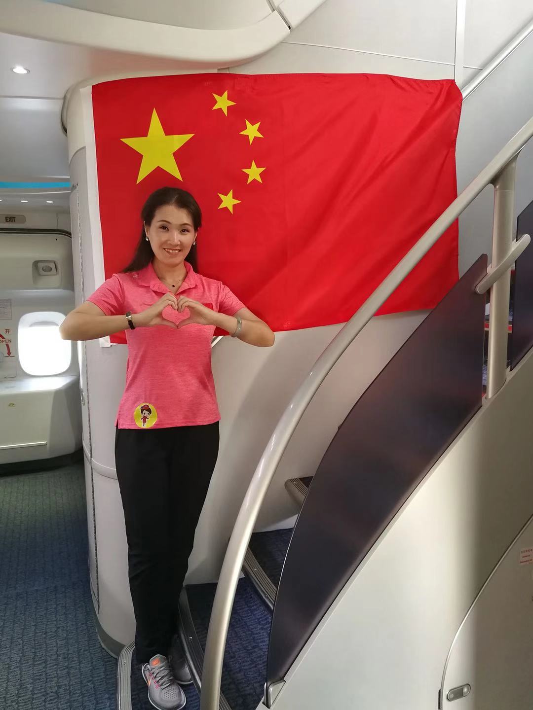 千人合唱训练总指挥杨乐乐,悄悄躲在影子里