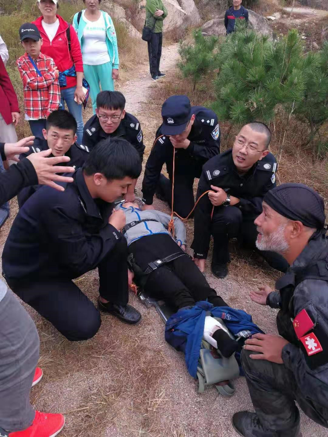 金门路派出所110民警救助伤者得赞誉