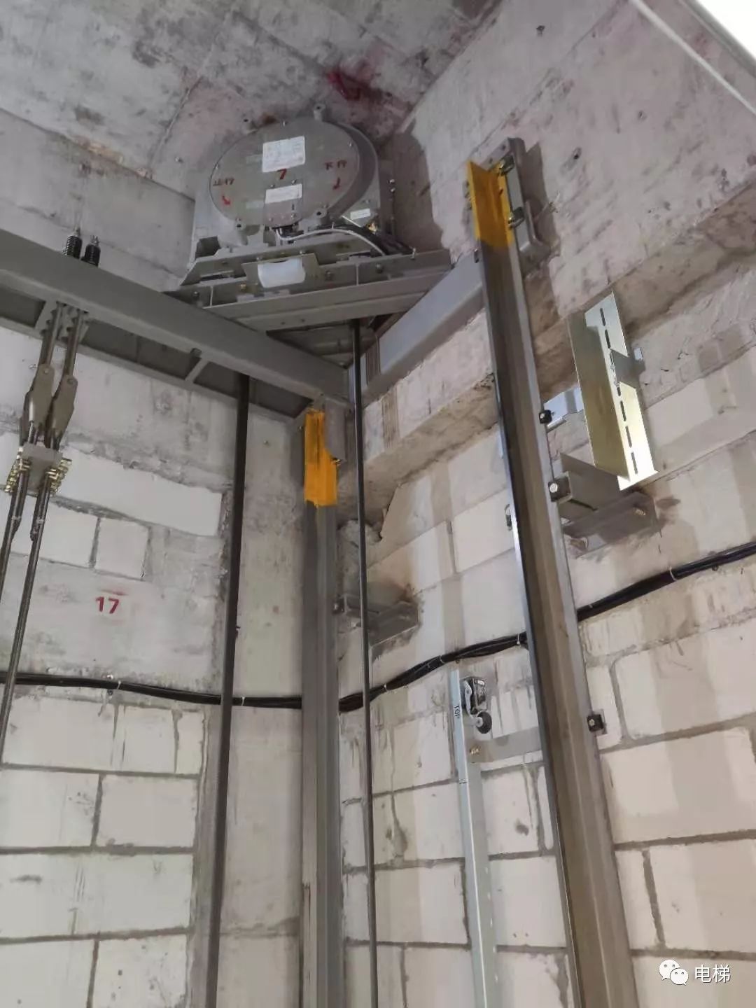 实拍:无机房主机放在角落,对重后置!