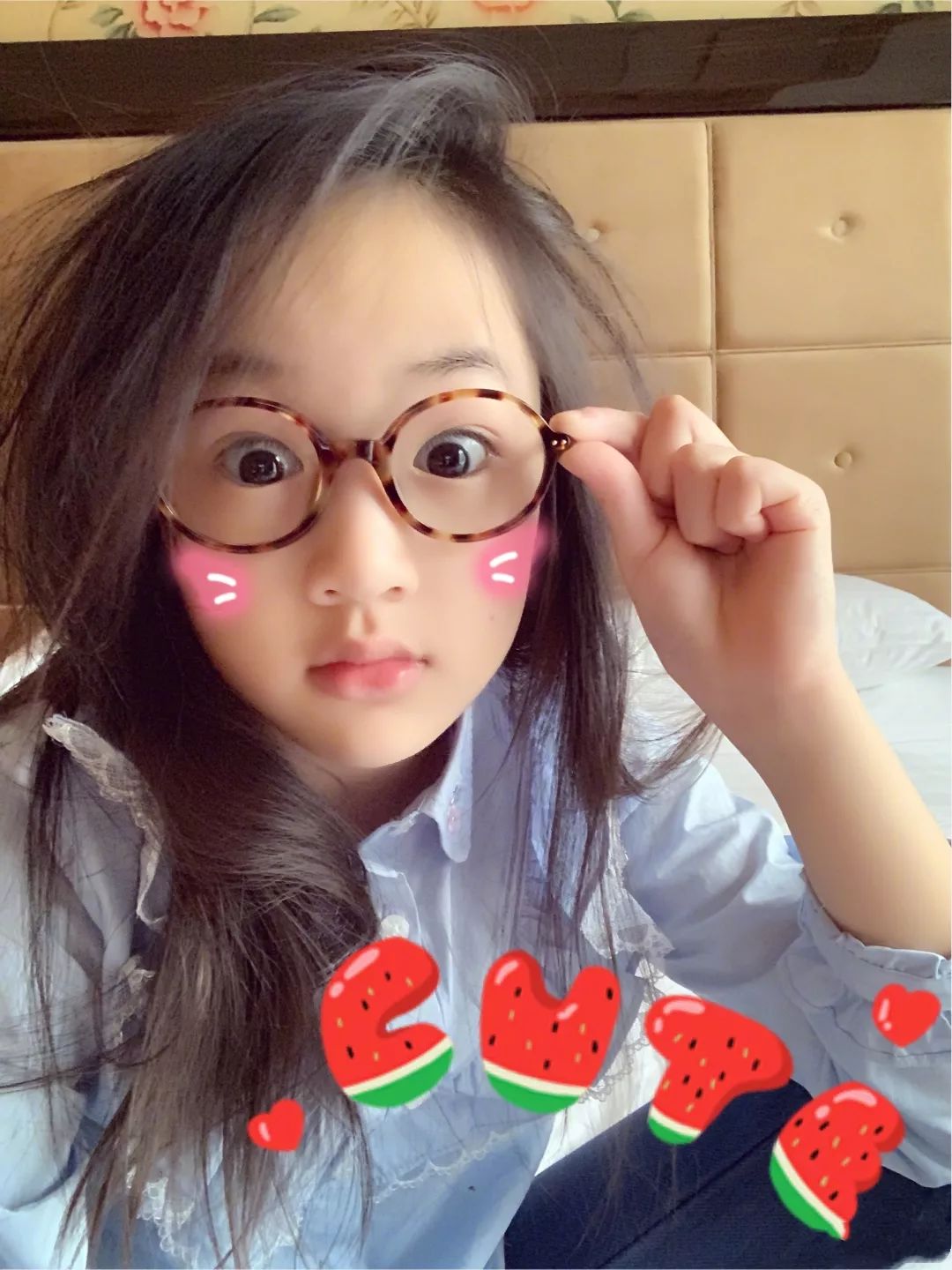 吴尊晒女儿9岁neinei一头长发初露女神范戴圆框眼镜呆萌可爱