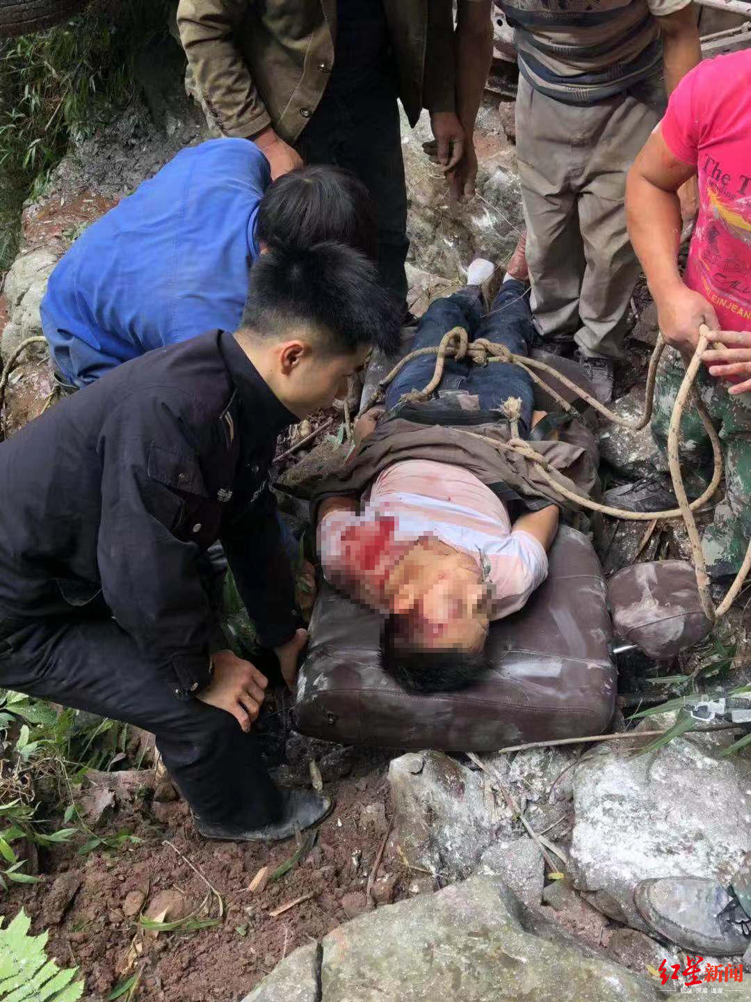 男子驾小货车坠崖警民联手用汽车坐垫当担架将其抬上悬崖