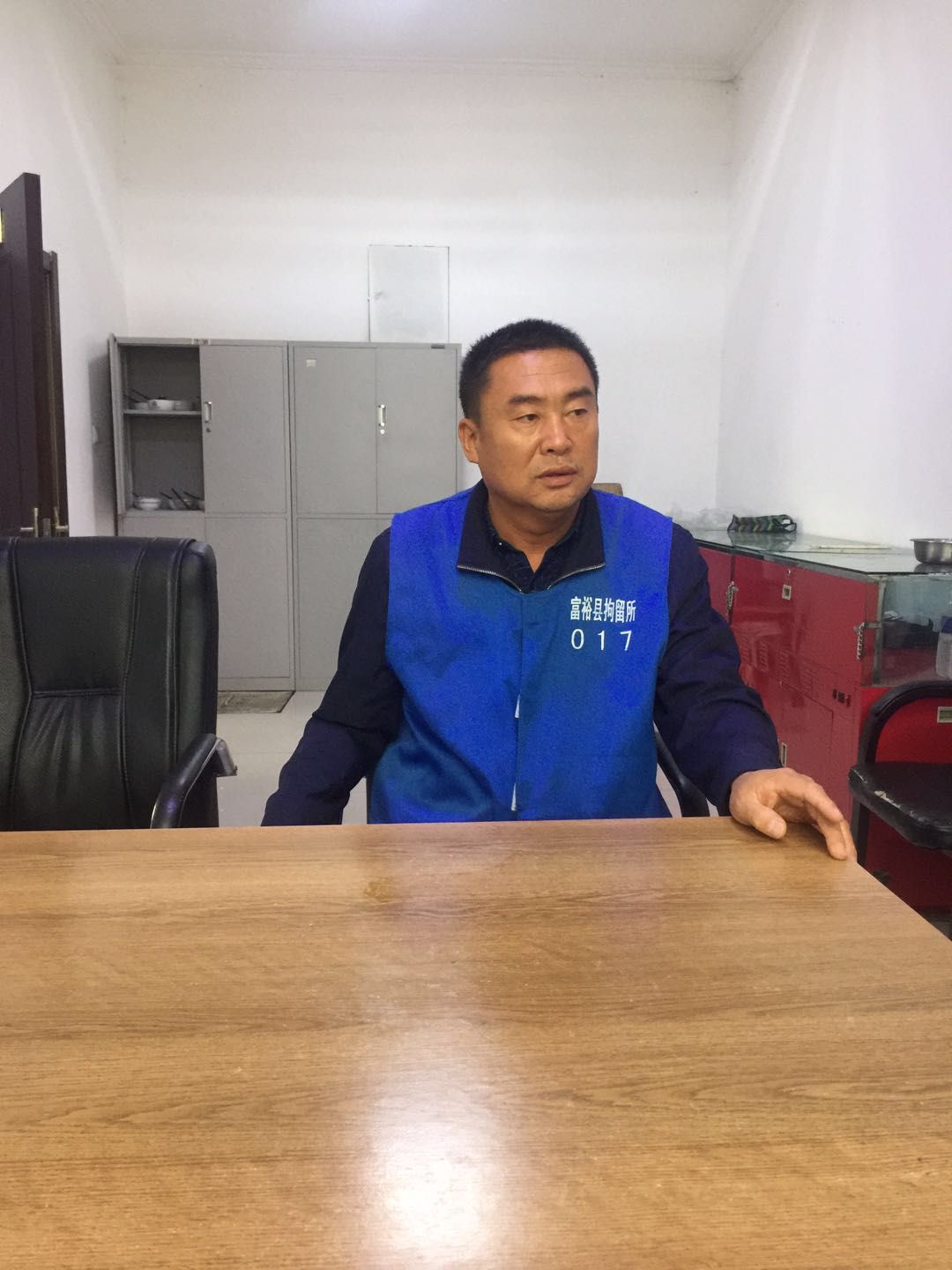2018年4月11日，在富裕县拘留所的刘向阳。受访者供图