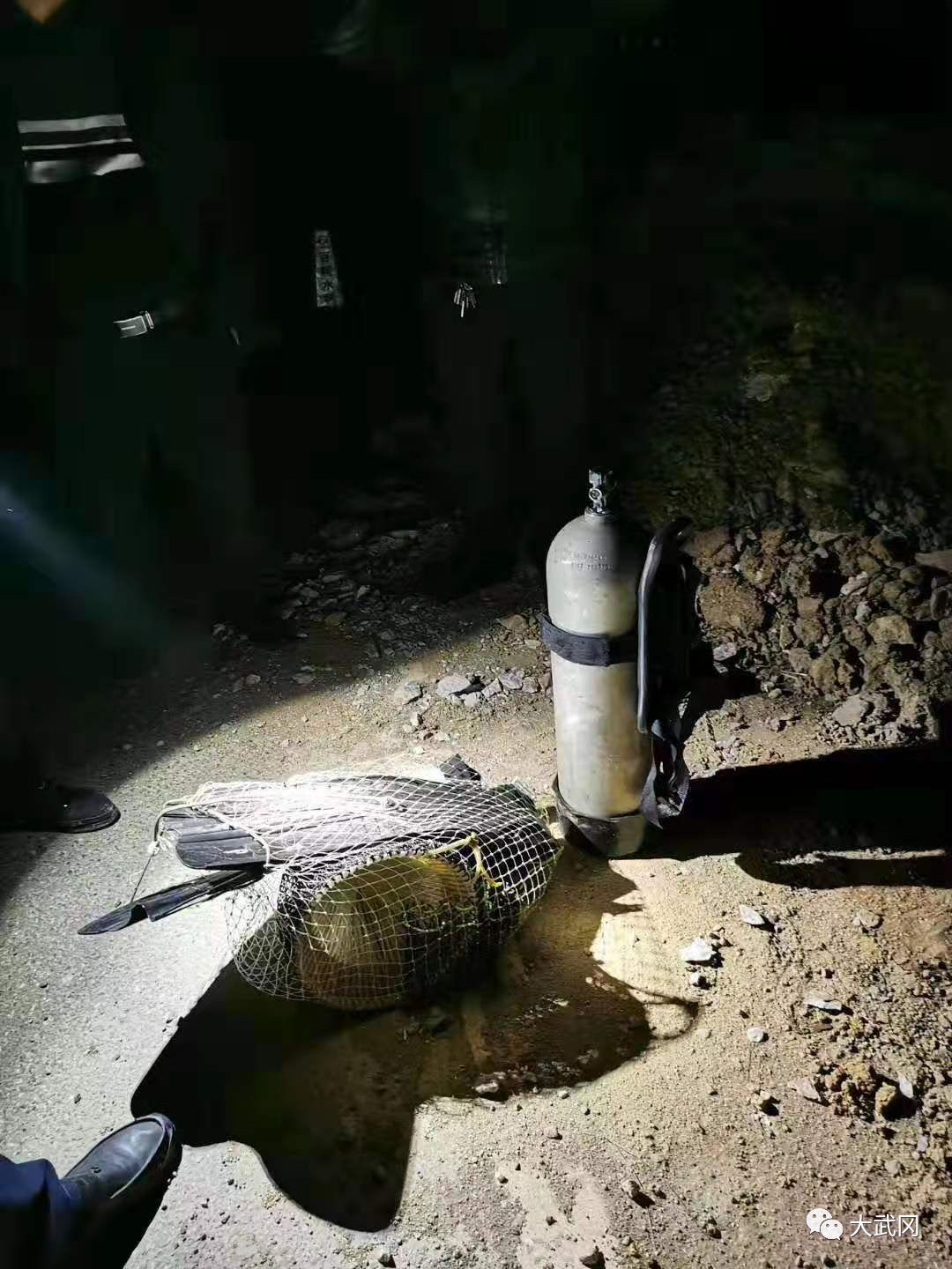 邵阳一河里惊现"水鬼"?幸好被人捉了!