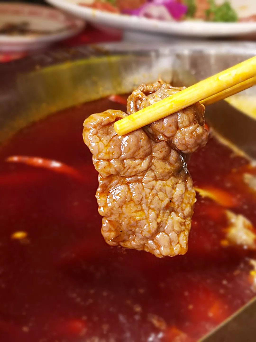 烫过的牛肉,肉质依旧绵软嫩滑   在红汤锅里走一遭,幸福感直线飙升!