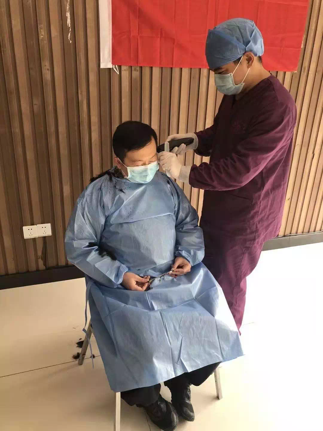  蒋孔明为队友剪发。